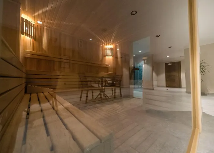 Premier Nergis & מלון